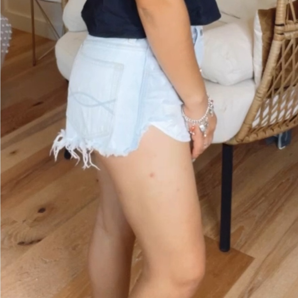 Size 4 Abercrombie shorts - Picture 3 of 7